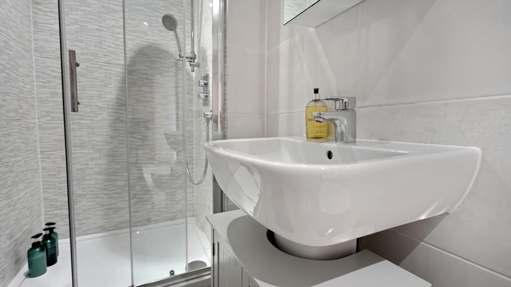 Modern And Spacious Penthouse Apartment In Putney With Free Parking Londra Exterior foto
